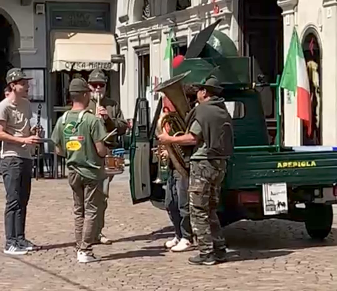 Adunata, in centro c'è già clima di festa - VIDEO