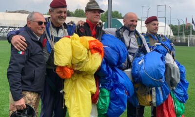 Adunata, paracadutisti atterrati allo stadio Pozzo - La Marmora VIDEO