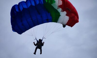 Paracadutisti in volo sullo stadio Pozzo-Lamarmora: spettacolo a Biella - FOTO
