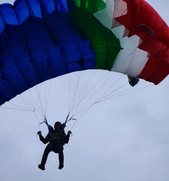 Paracadutisti in volo sullo stadio Pozzo-Lamarmora: spettacolo a Biella - FOTO