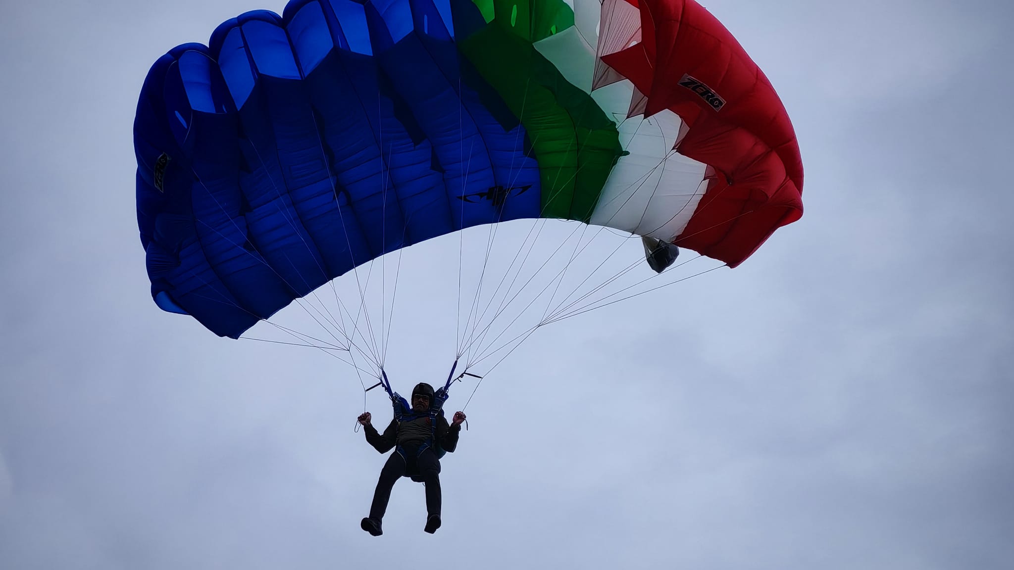 Paracadutisti in volo sullo stadio Pozzo-Lamarmora: spettacolo a Biella - FOTO