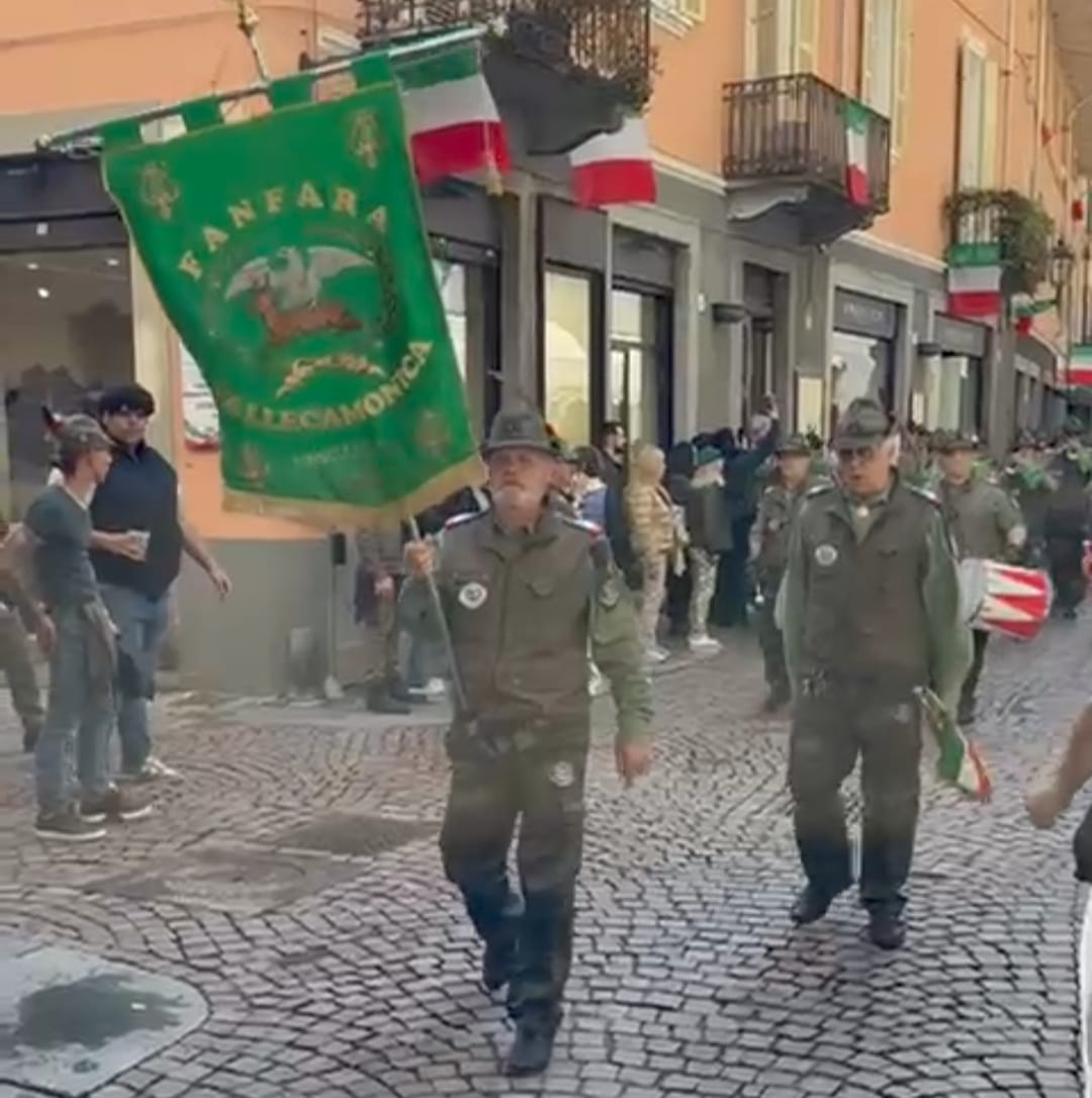 Fanfara di Valle Camonica sfila per le vie del centro - VIDEO