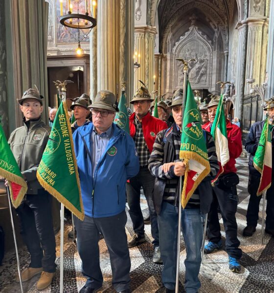 Adunata, Duomo gremito per la messa solenne presieduta dal vescovo - FOTO