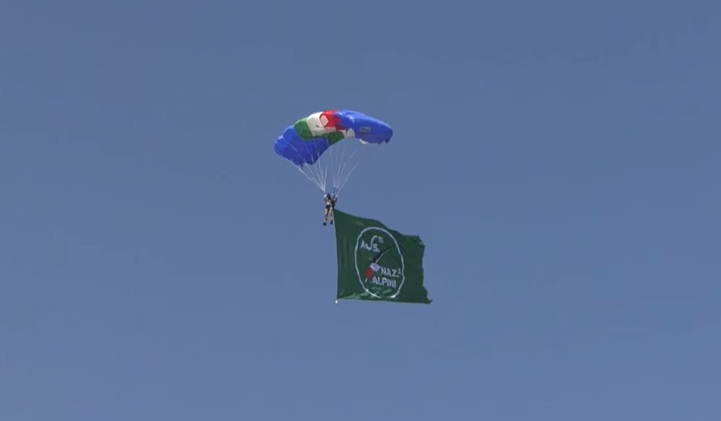 Oggi il lancio dei paracadutisti