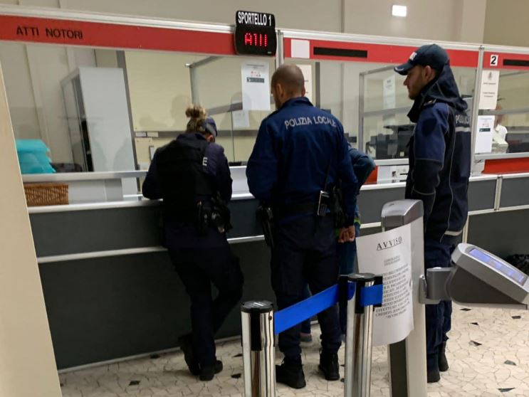 Botte da orbi all’anagrafe di Biella