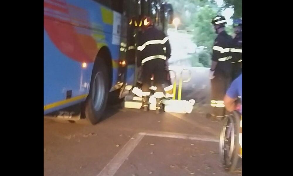 «Pedana del pullman bloccata, grazie per l’aiuto a mia figlia disabile»
