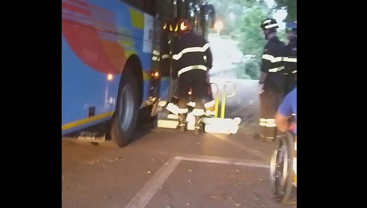 «Pedana del pullman bloccata, grazie per l’aiuto a mia figlia disabile»