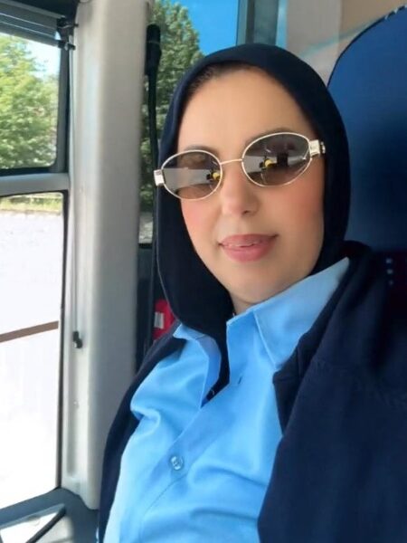 La marocchina Amal è la prima autista di pullman con il velo