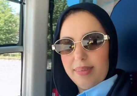 La marocchina Amal è la prima autista di pullman con il velo