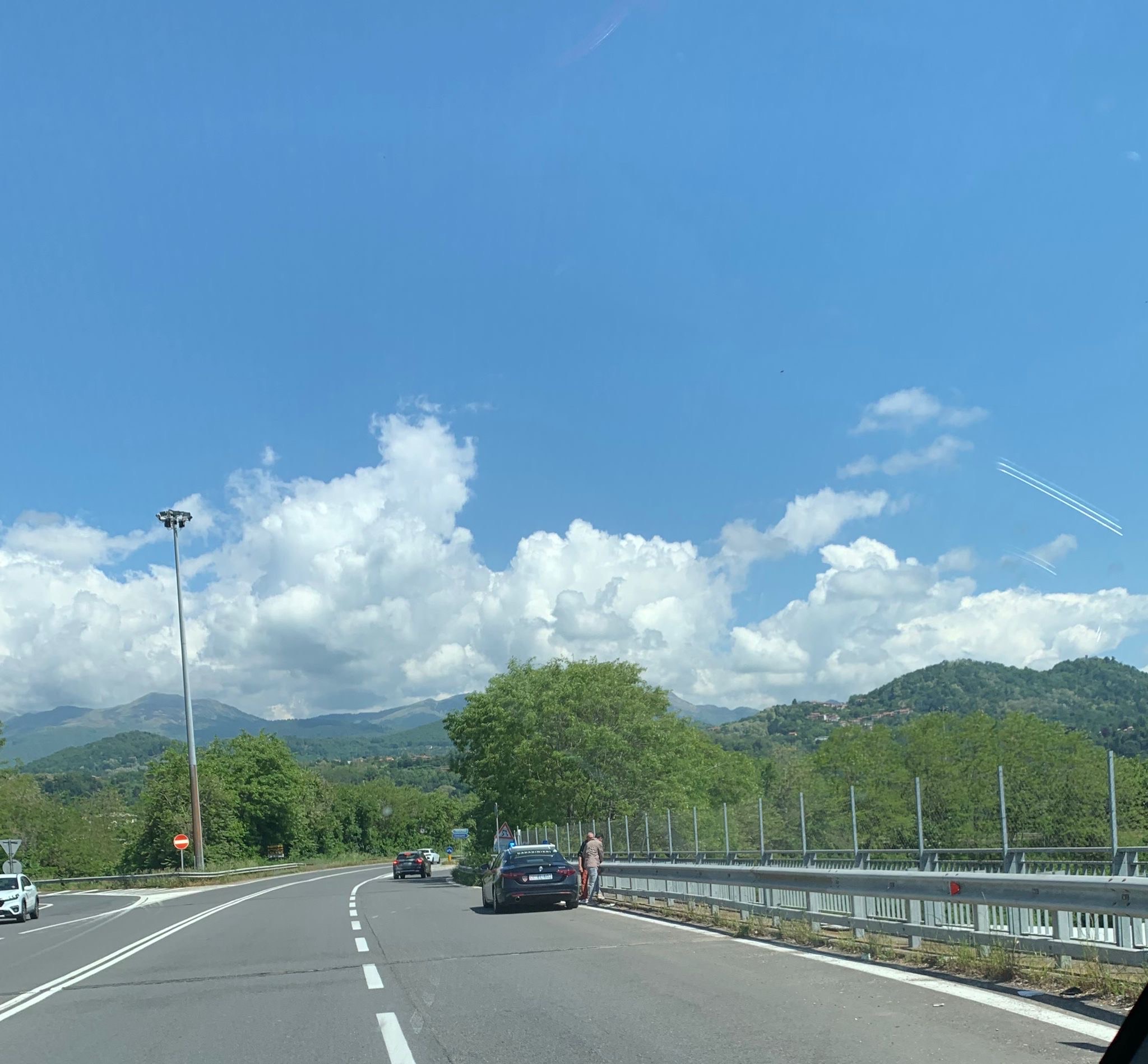 Passeggiano sul ponte