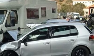 Scontro tra un'auto e il camper di un turista