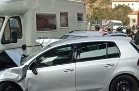 Scontro tra un'auto e il camper di un turista