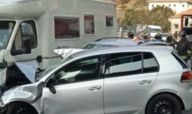 Scontro tra un'auto e il camper di un turista