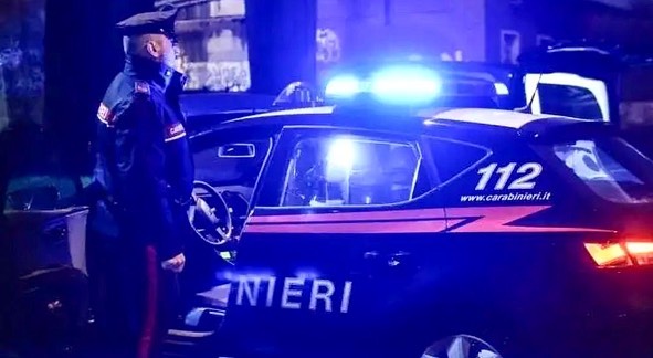 Rumori sospetti sul tetto alle due di notte. A dare l'allarme è stato un ragazzo di 19 anni. Sul posto sono intervenuti i carabinieri.