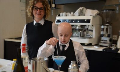 Francy presenta al questore il suo cocktail “tutto può brillare”, dedicato alla polizia - FOTO