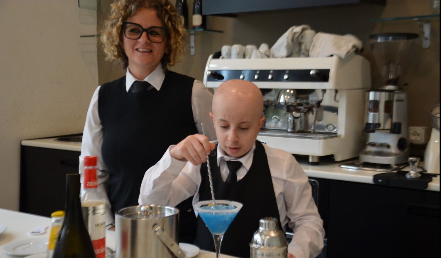 Francy presenta al questore il suo cocktail “tutto può brillare”, dedicato alla polizia - FOTO