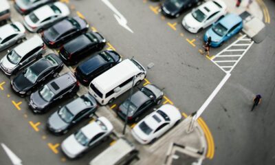 colpisce un'auto parcheggiata e scappa