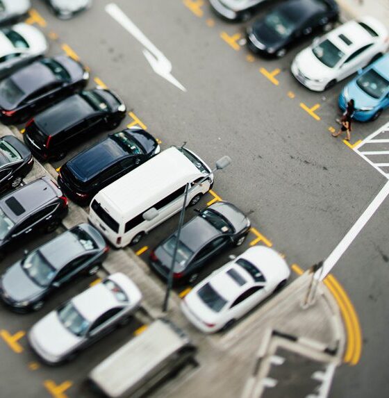 colpisce un'auto parcheggiata e scappa