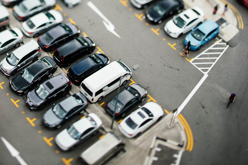 colpisce un'auto parcheggiata e scappa