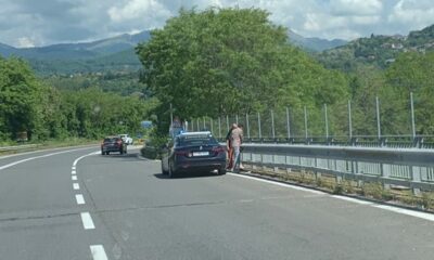 Passeggiano sul ponte della tangenziale, scatta l'allarme. Per fortuna, non si trattava di un gesto anticonservativo bensì di due persone che stavano tranquillamente percorrendo il viadotto a piedi.