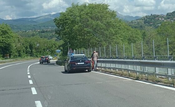 Passeggiano sul ponte della tangenziale, scatta l'allarme. Per fortuna, non si trattava di un gesto anticonservativo bensì di due persone che stavano tranquillamente percorrendo il viadotto a piedi.