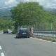 Passeggiano sul ponte della tangenziale, scatta l'allarme. Per fortuna, non si trattava di un gesto anticonservativo bensì di due persone che stavano tranquillamente percorrendo il viadotto a piedi.