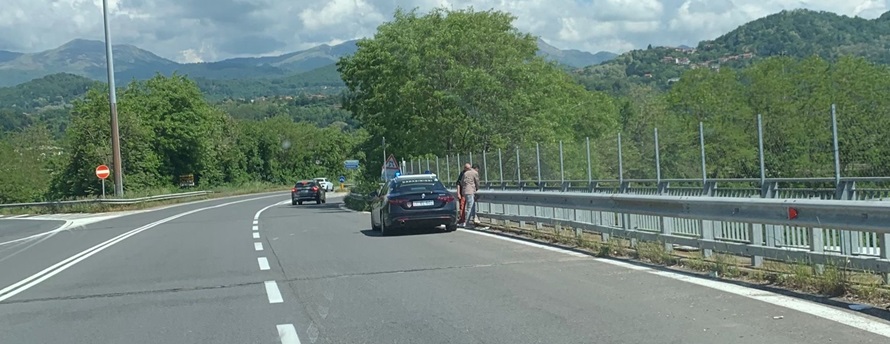 Passeggiano sul ponte della tangenziale, scatta l'allarme. Per fortuna, non si trattava di un gesto anticonservativo bensì di due persone che stavano tranquillamente percorrendo il viadotto a piedi.