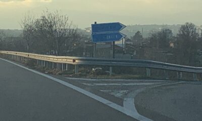 Arrivano gli alpini, si rifanno pure i cartelli della superstrada