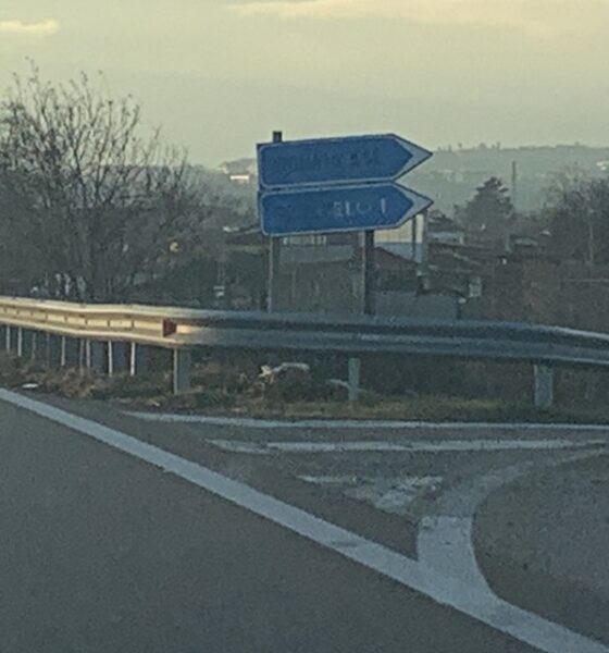 Arrivano gli alpini, si rifanno pure i cartelli della superstrada