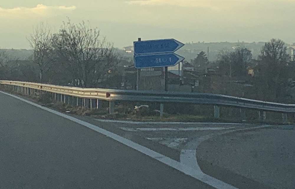 Arrivano gli alpini, si rifanno pure i cartelli della superstrada