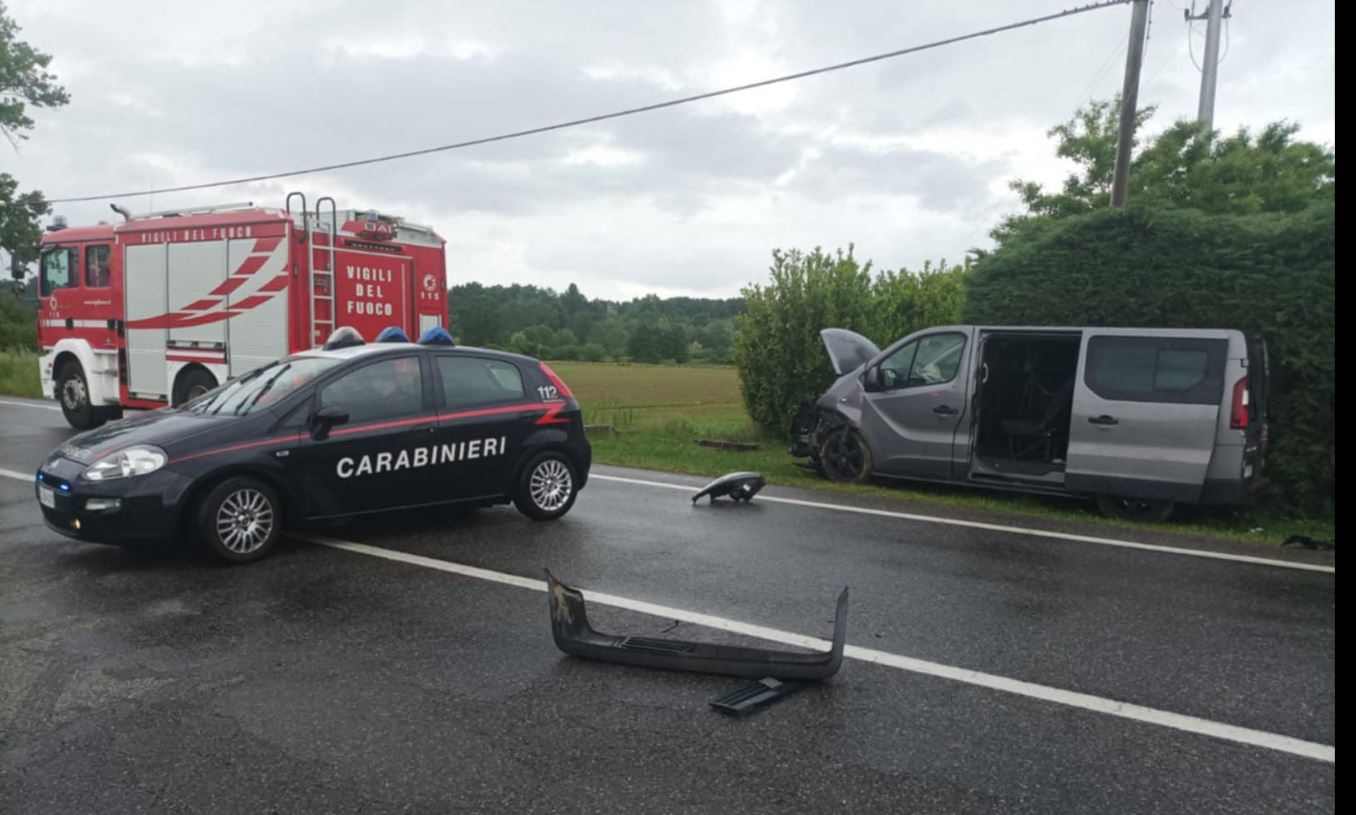 Violento scontro tra una Panda, una Punto e un minivan: diversi coinvolti