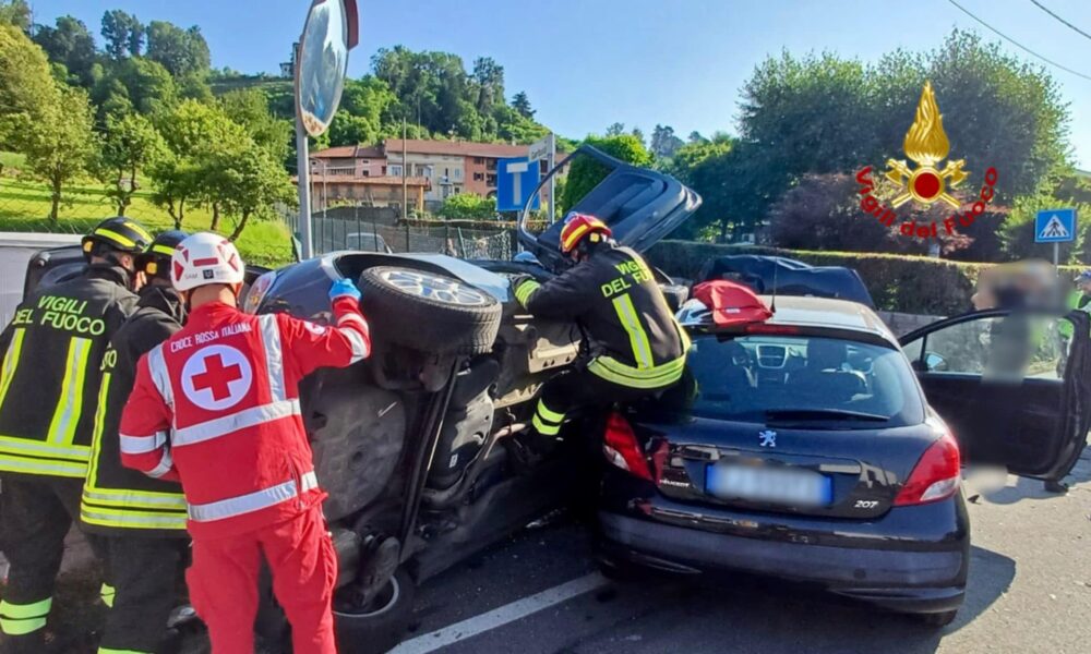 Auto si ribalta dopo lo scontro