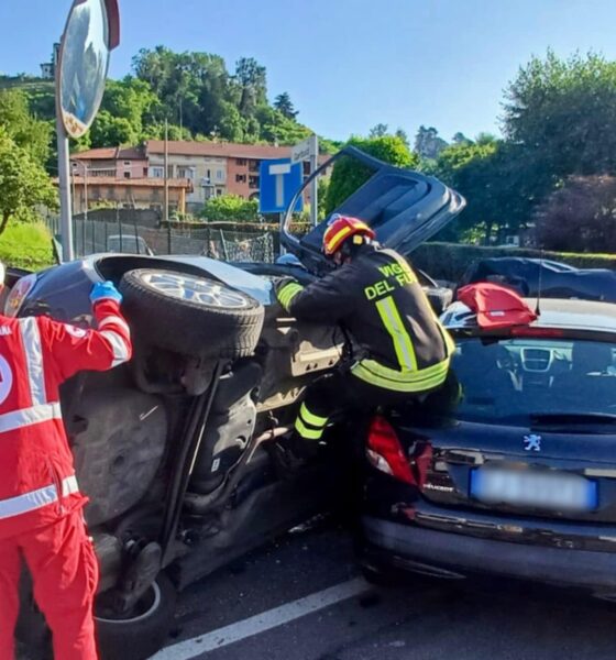 Auto si ribalta dopo lo scontro