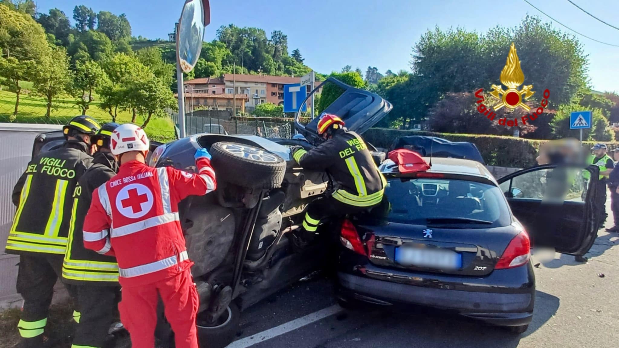 Auto si ribalta dopo lo scontro