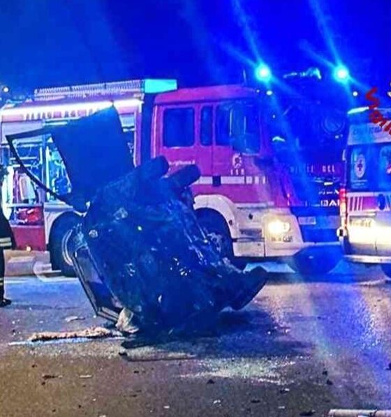 Auto travolge un palo e si rovescia: un uomo in codice rosso all’ospedale