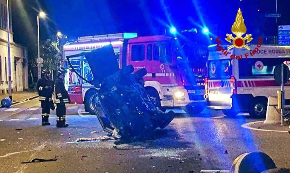 Auto travolge un palo e si rovescia: un uomo in codice rosso all’ospedale