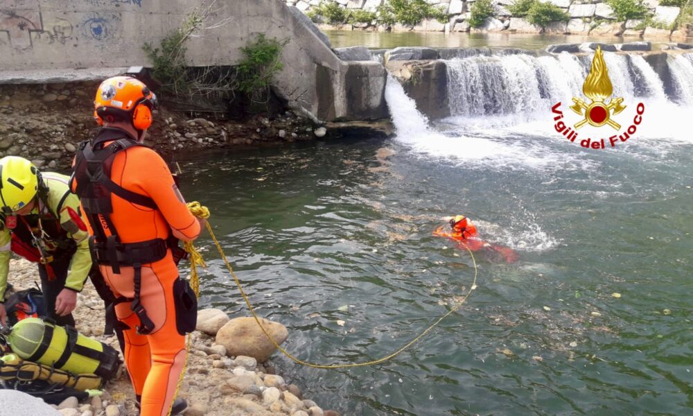 Muore annegato nel torrente Cervo. E' successo ieri pomeriggio. Il corpo dello sventurato è stato individuato dai vigili del fuoco nel territorio di Vigliano Biellese.