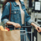 Sorpresa a rubare cibo al supermercato
