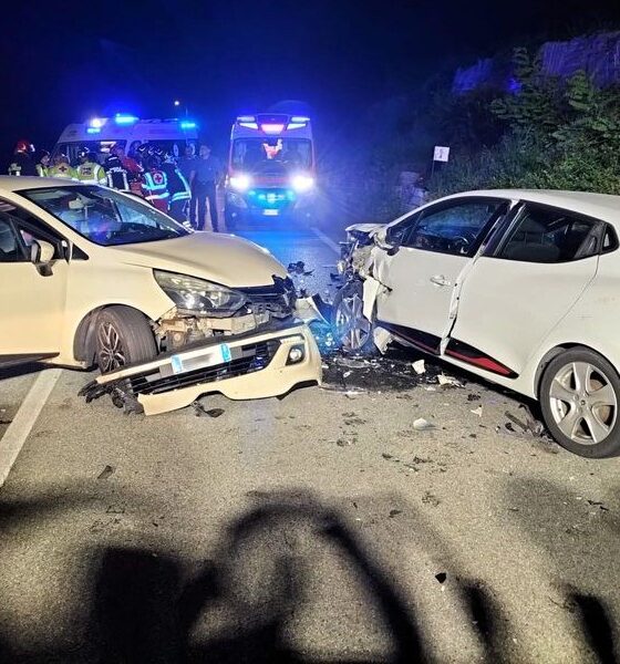 Scontro frontale nella notte, 9 feriti: una 25enne in codice rosso