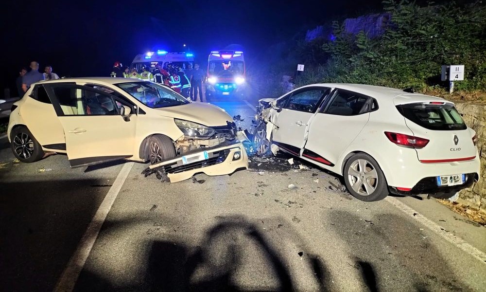 Scontro frontale nella notte, 9 feriti: una 25enne in codice rosso