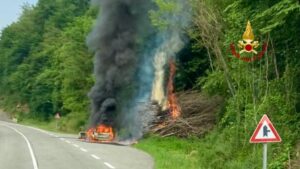 Automobile a fuoco sulla Settimo Vittone