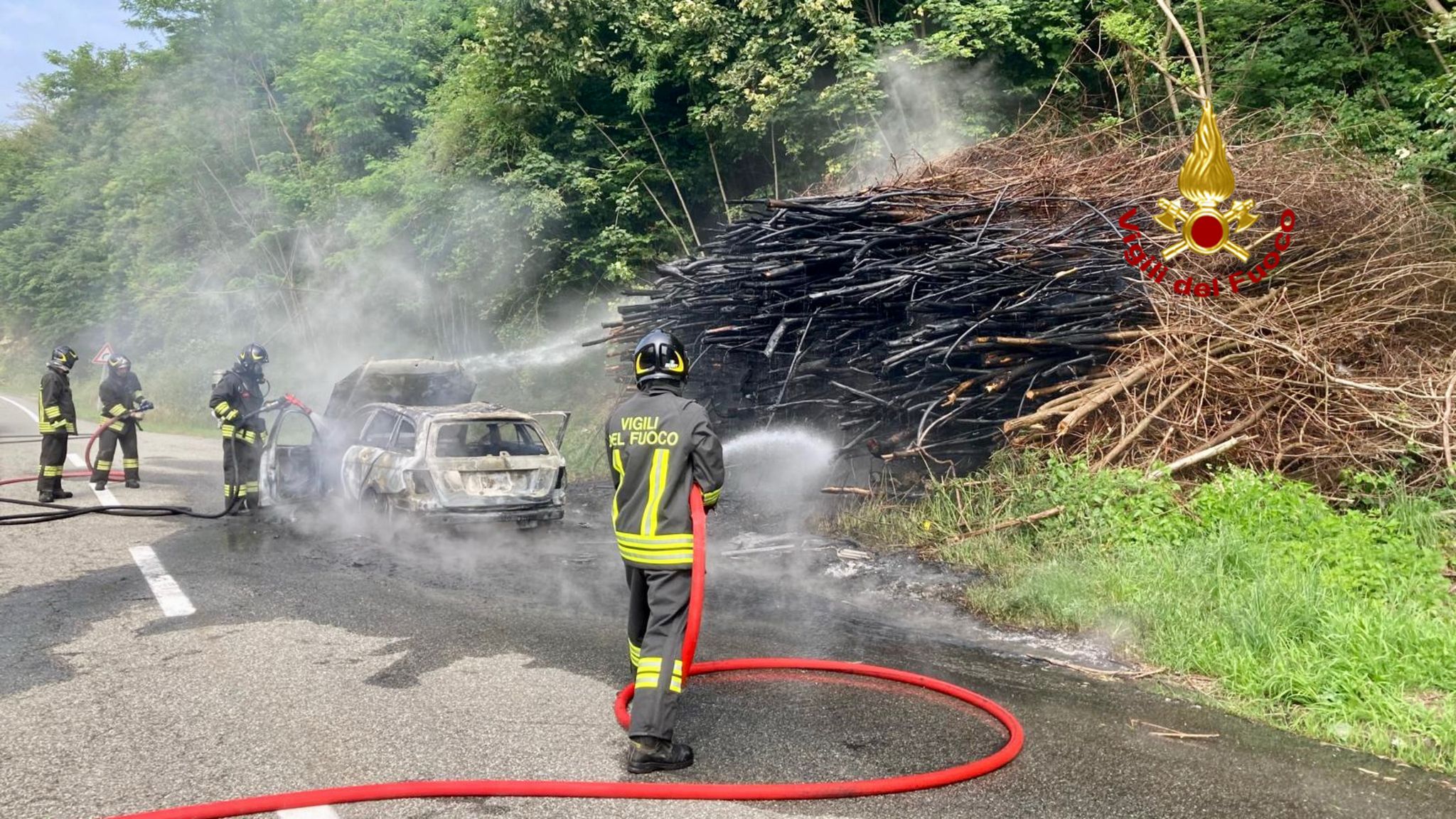 Automobile a fuoco sulla Settimo Vittone