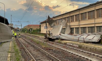 Tetto crolla sulla stazione dei treni: i danni del nubifragio