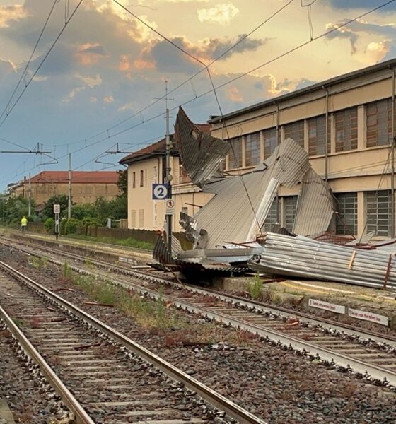 Tetto crolla sulla stazione dei treni: i danni del nubifragio