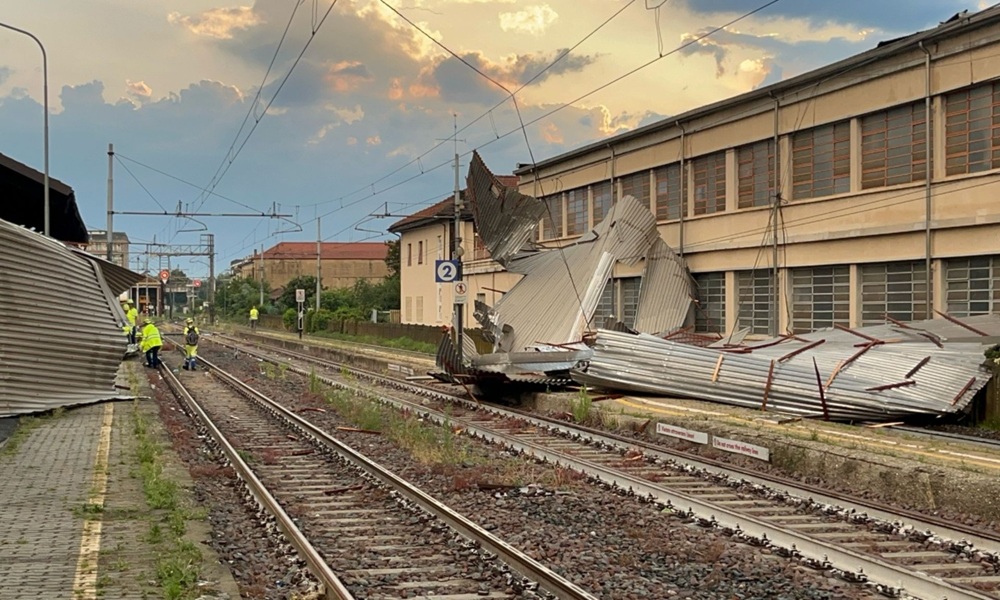 Tetto crolla sulla stazione dei treni: i danni del nubifragio