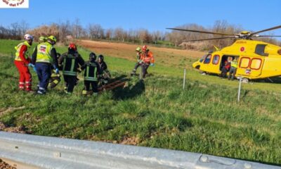 Urta un’auto e cade: motociclista portato via in elisoccorso