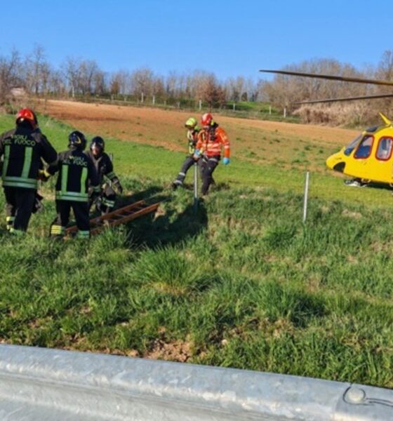 Urta un’auto e cade: motociclista portato via in elisoccorso