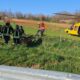 Urta un’auto e cade: motociclista portato via in elisoccorso