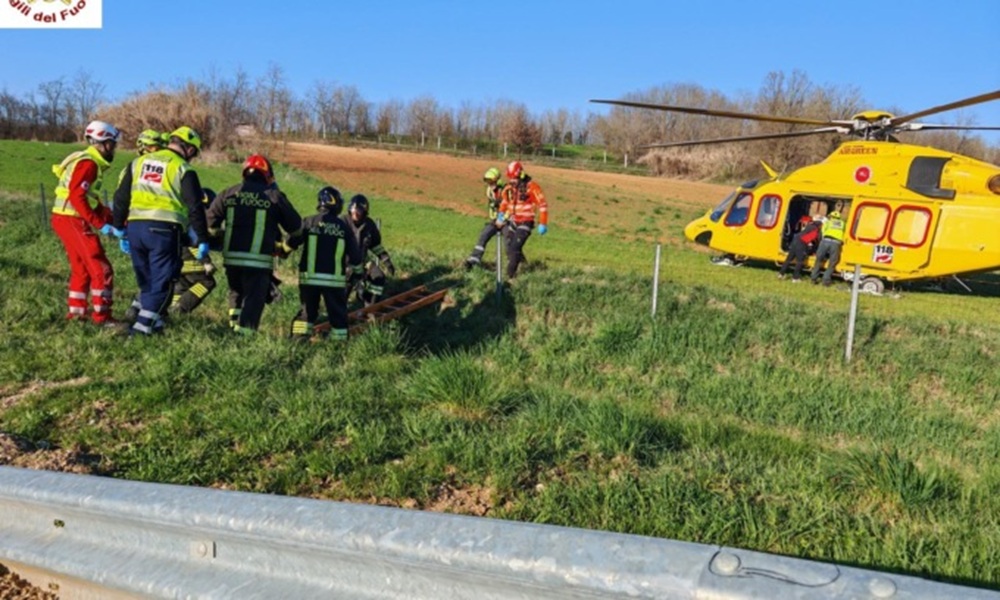 Urta un’auto e cade: motociclista portato via in elisoccorso