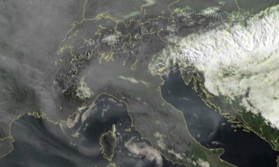 Cielo grigio e lattiginoso: si tratta del fumo degli incendi che devastano il Canada